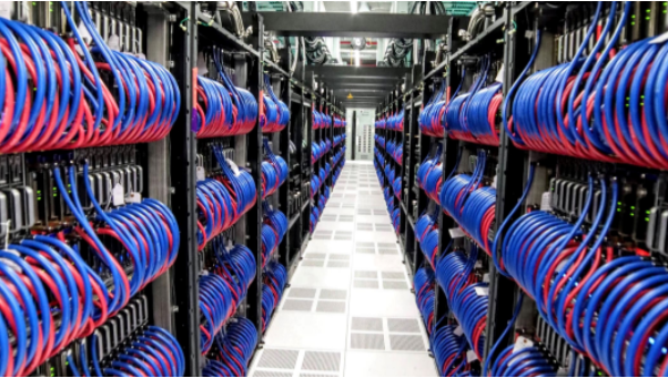 Một phần của siêu máy tính Frontier với công nghệ làm mát bằng chất lỏng và các phiến HPE Cray EX. Nguồn: HPE
