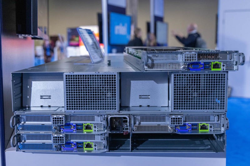 Supermicro GrandTwin At Intel Vision 2022 Chassis phía sau