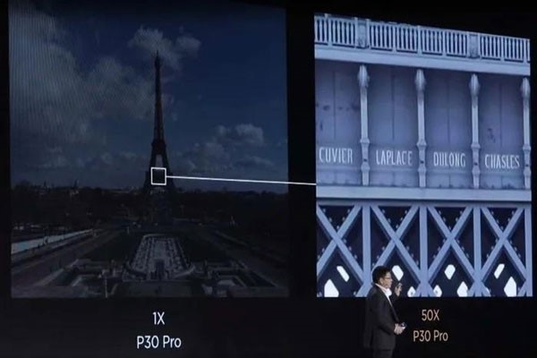 Huawei trình diễn khả năng zoom của P30 Pro bằng cách đọc chữ viết trên Tháp Eiffel trong buổi giới thiệu vào năm 2019. Ảnh: Huawei Mobile
